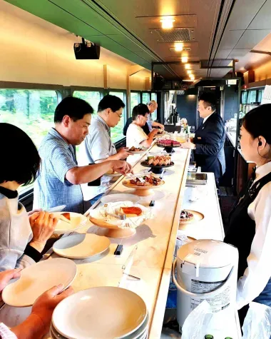 Espace de repas ouvert du train Tohoku Emotion 