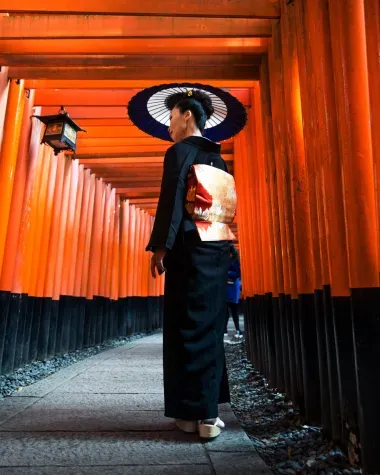 Femme dans un temple japonais