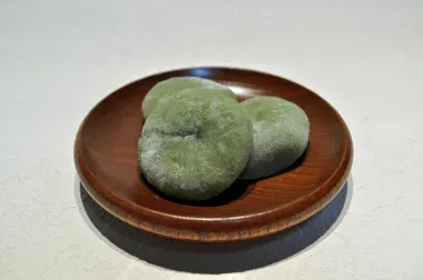 Le yomogi daifuku est confectionné à partir de l'armoise, une plante vivace qui donne cette couleur verte au daifuku et un léger goût d'herbe.