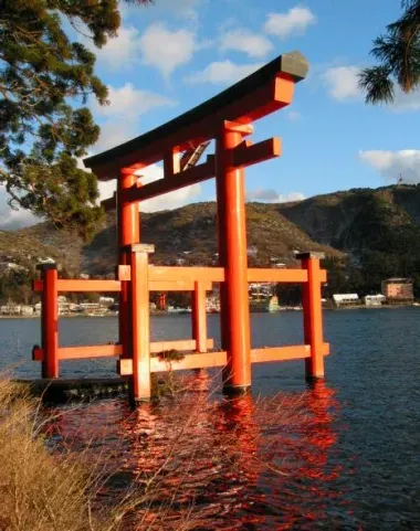 La gran puerta torii de Hakone-jinja