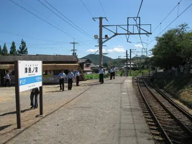 JRShikoku-Yosan-line-Tsushimanomiya-station-platform