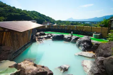 Vista de la piscina exterior del onsen Myoban Yunosato