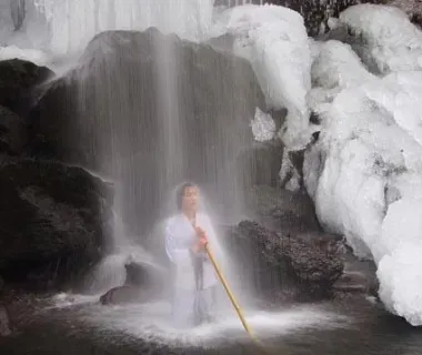 Ascèse en plein hiver sous la cascade Yuhi no Taki