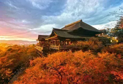 Templo Kiyomizu-dera en Kioto rodeado por el follaje otoñal