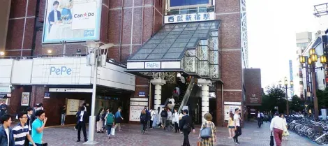 Escalator at the main (south) entrance of Seibu Shinjuku Station