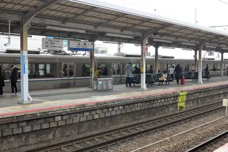 Platforms at JR Yamashina Station