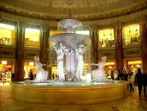The Fountain Square is one of the points of rendezvous iconic center Venus Fort in Odaiba.