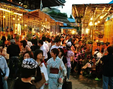 Le long des arcades marchandes d'Asakusa, la foule ininterrompue fait vivre le quartier.