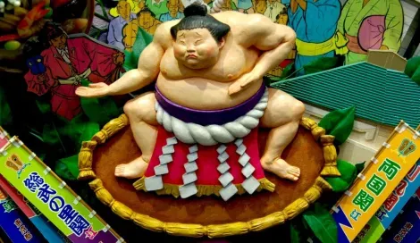 Une statuette de sumo.