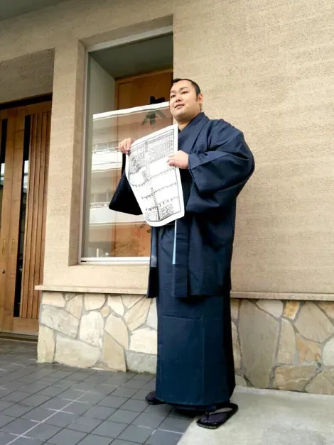 Un somo arborant le banzuke, la liste officiel de tous les lutteurs de sumo 