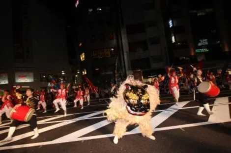 Drummers and dancers parade regularly during the Natsu Matsuri Ueno.