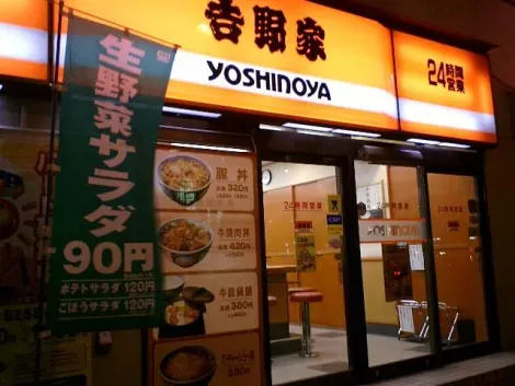 Die Fastfood-Kette Yoshinoya bietet Gyûdon-Reis-Gerichte zu günstigen Preisen an