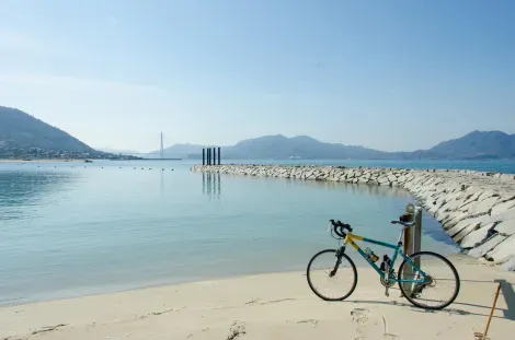 La ruta para bicis Shimanami Kaido pasa por muchas playas.
