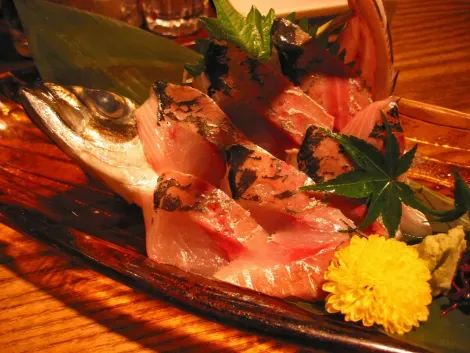 Sashimi de chinchard servi dans un izakaya