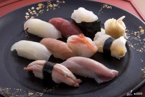 Un hermoso plato de sushi.
