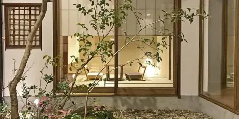 Le jardin intérieur d'une maison japonaise (maison Miyagawacho, Kyoto)