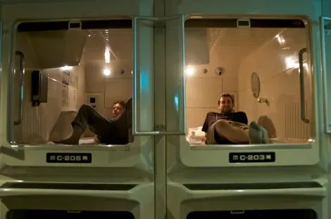 À l'intérieur d'une cabine de capsule hotel, on peut tenir assis.