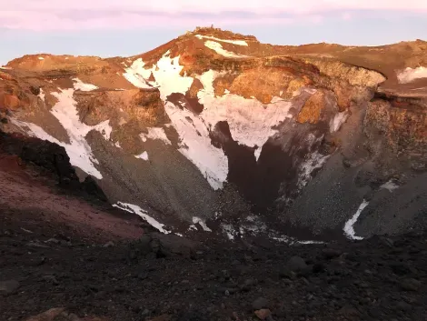 L'immense cratère du volcan