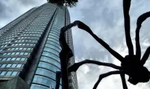At the foot of the Mori Tower in Roppongi, the Mummy, bronze sculpture by the French-American Louise Bourgeois spider.