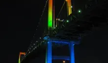 Blu, verde, rosso, il Rainbow Bridge di Tokyo porta bene il suo nome.