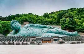 El templo Nanzo-in, cerca de Fukuoka, atrae a muchos peregrinos que vienen a ver al Buda reclinado