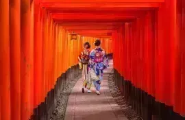 Donne in kimono nel santuario di Fushimi Inari a Kyoto