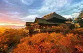 Templo Kiyomizu-dera en Kioto rodeado por el follaje otoñal