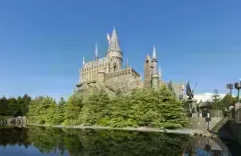 Il castello di Hogwarts nella sezione di Harry Potter dell'Universal Studios Entertainment Park di Osaka, in Giappone