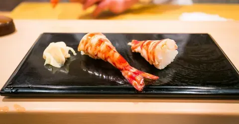 Sushi de camarón en el restaurante Sukiyabashi Jiro en Tokyo.