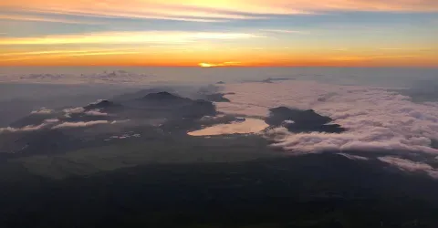 Amanecer desde la cima del monte Fuji