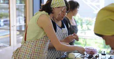 Il existe tout un tas de manières de prendre un cours de cuisine au Japon. Que ce soit à la maison du professeur ou dans une école professionnelle.